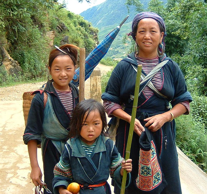 Des femmes de l'ethnie Hmong avec leur sacs