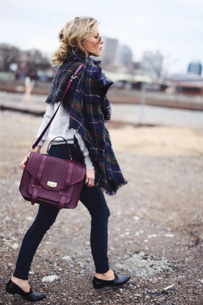 écharpe plaid avec un sac violet