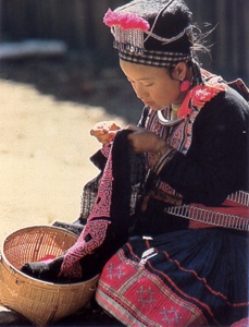 brodeuse Hmong sac hmong broderie