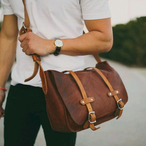 Sac bandoulière pour homme : pour qui ? pour quoi? comment le porter ?